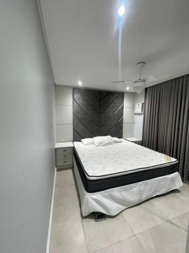 a bedroom with a large bed in a room at Apartamento Vista para o Mar in Laguna