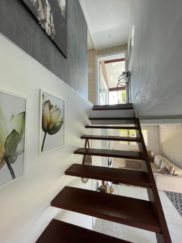 a staircase in a living room with a stair case at Casa happy day in Angra dos Reis