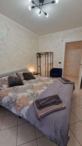 ein Schlafzimmer mit einem großen Bett und einem Deckenventilator in der Unterkunft Appartamento Oro in Mantello