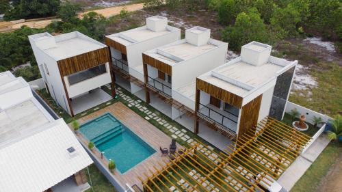 een luchtzicht op een huis met een zwembad bij Portal das Guaratibas in Prado