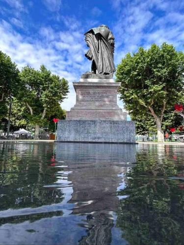 une statue au milieu d'un bassin d'eau dans l'établissement Le Foch_Beziers Centre_wifi, à Béziers