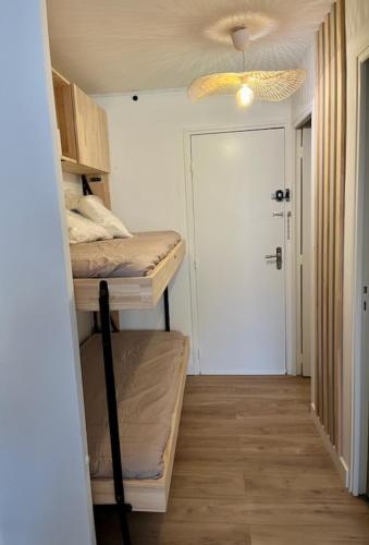 - une chambre avec un lit et une porte dans l'établissement Joli appart proche plage du môle et flânerie, au Cap d'Agde