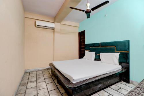 Кровать или кровати в номере OYO 822174 Sansaar Hotel