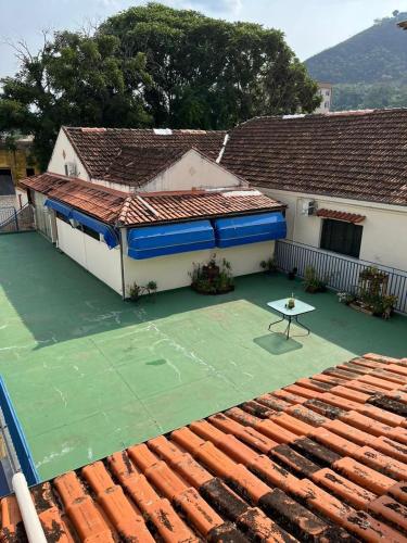 uma vista do telhado de uma casa com um campo de ténis em Suíte Hotel São José em Caxambu