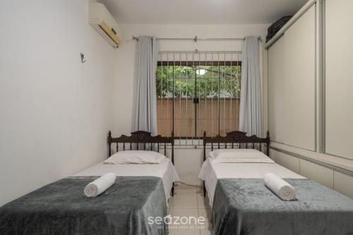 - 2 lits dans une chambre avec fenêtre dans l'établissement Casa 3 quartos a 50m da praia Penha-SC EPS055, à Penha