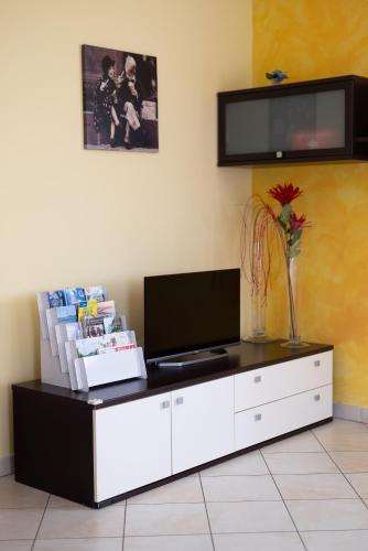 a black and white desk with a tv on a wall at Terrazza baciata dal sole in Lazise