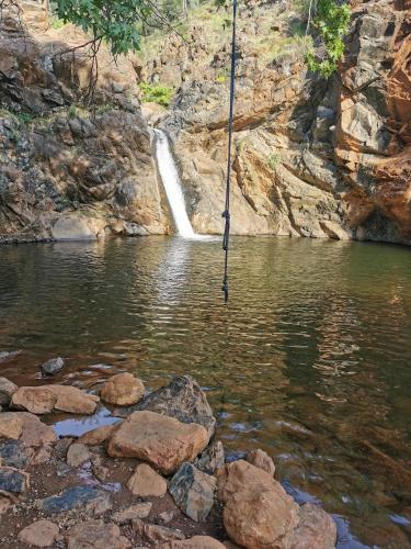 una cascada en medio de un río con rocas en German homes en Mugla