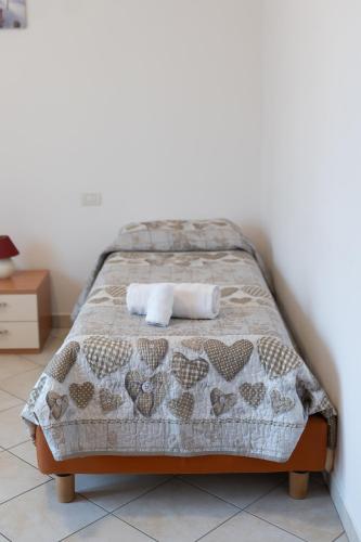 a bedroom with a bed with two towels on it at Terrazza baciata dal sole in Lazise