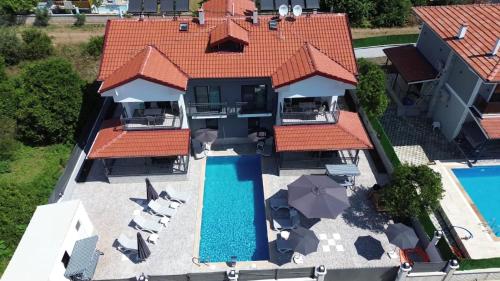una vista aérea de una casa con piscina en German homes en Mugla