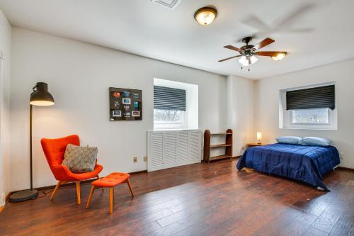 - une chambre avec un lit, une chaise et un ventilateur de plafond dans l'établissement Historic Wheeling Condo with Fireplace Near Museums!, à Wheeling