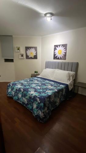 1 dormitorio con 1 cama grande con manta azul en Departamento amoblado Santiago centro en Santiago