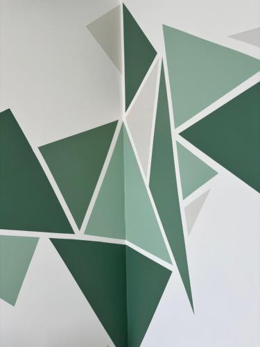 un revestimiento de un patrón geométrico verde y blanco en Casa Ragazzi - Refait à neuf - Calme - Parking, en Lempdes