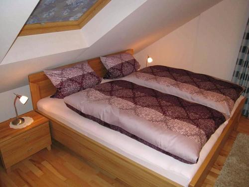 ein großes Bett in einem Zimmer mit in der Unterkunft Holiday home Haus Mewa in Neuenkirchen