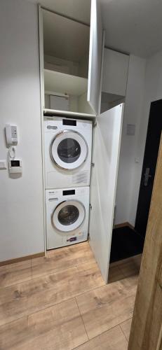 a washer and dryer in a small room at Nový Exkluzívny 2 izbový apartmán Rajpark Residence Rajecké Teplice in Rajecké Teplice