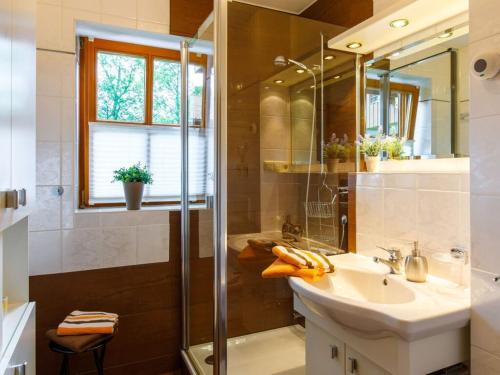 ein Bad mit einer Dusche und einem Waschbecken in der Unterkunft Holiday apartment Alpenstern in Ruhpolding