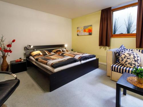 una camera con un grande letto e un divano di Holiday apartment Alpenstern a Ruhpolding