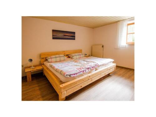 um quarto com uma cama grande num quarto em Holiday apartment Stadler em Hinterschmiding