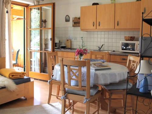 cocina con mesa y sillas en una habitación en Holiday apartment Waxenstein, en Lenggries