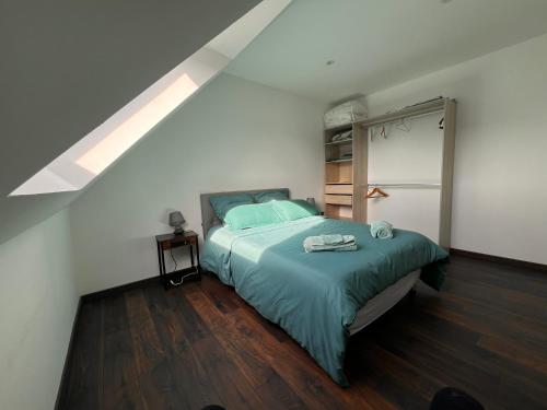 - une chambre avec un lit et une couette verte dans l'établissement Maison chaleureuse tout confort, à Amboise