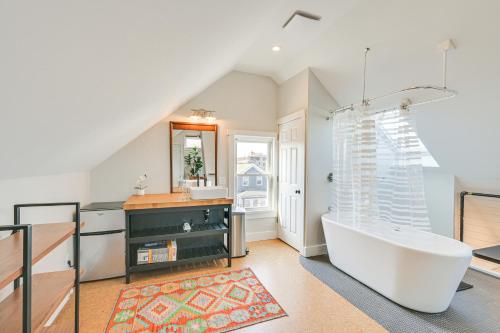 un bagno con una grande vasca e un lavandino di Bright and Pet-Friendly Home 2 Mi to Harvard Square a Watertown