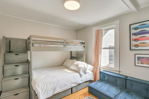 una camera da letto con un letto a castello e una finestra di Bright and Pet-Friendly Home 2 Mi to Harvard Square a Watertown