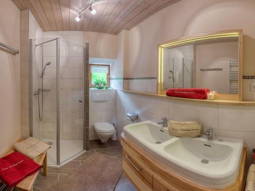 een badkamer met een wastafel, een douche en een toilet bij Holiday apartment carefree in Inzell