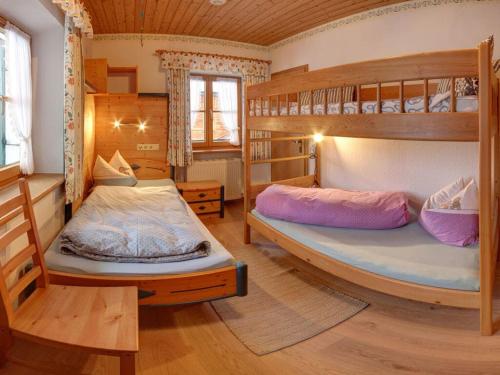 2 Etagenbetten in einem Zimmer mit Holzböden in der Unterkunft Holiday apartment carefree in Inzell