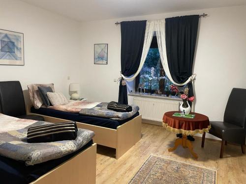 1 Schlafzimmer mit 2 Betten und einem Fenster in der Unterkunft Villa Hirsch in Gera