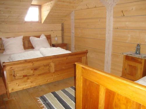 1 dormitorio con 1 cama en una cabaña de madera en Schauberger Hut mountain hut, en Waldkirchen