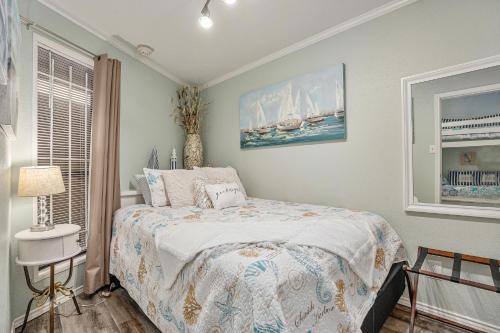 1 dormitorio con 1 cama y una foto de barcos en Casa Del Marlin - Your Beach Retreat on Galveston Island, TX en Galveston