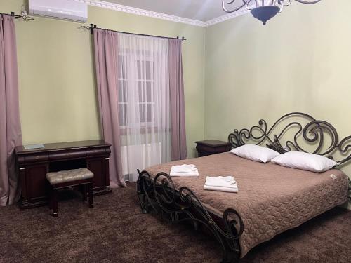een slaapkamer met een bed met een spiegel en een piano bij U Dominicana in Kamjanets-Podilsky