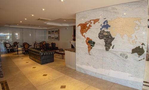 Un mapa del mundo en una pared en un vestíbulo en Lizon Curitiba Hotel en Curitiba