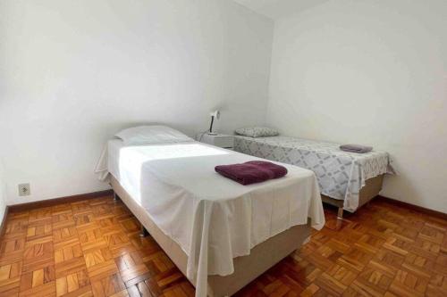 sypialnia z 2 łóżkami w pokoju w obiekcie Apartamento Confortável e Espaçoso UEM EL06 w mieście Maringá