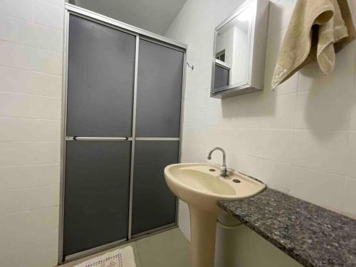 W łazience znajduje się umywalka i prysznic. w obiekcie Apartamento Confortável e Espaçoso UEM EL06 w mieście Maringá
