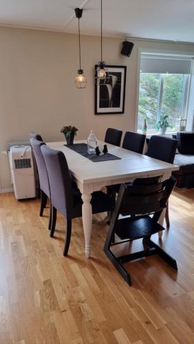 a dining room with a table and chairs at Trevlig lägenhet nära Strömstad centrum in Strömstad