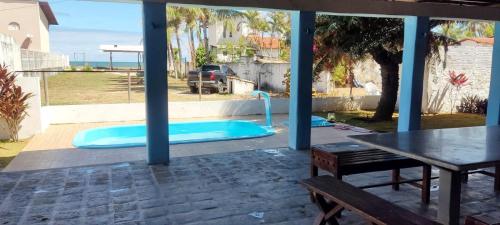 eine Terrasse mit einem Pool und einem Tisch in der Unterkunft Casa Praia de Tabatinga in Nísia Floresta
