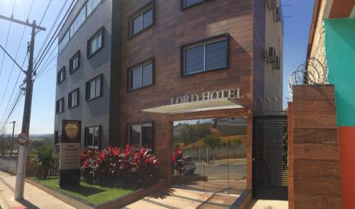 a building on the corner of a street at Lord Hotel Aeroporto Confins in Vespasiano