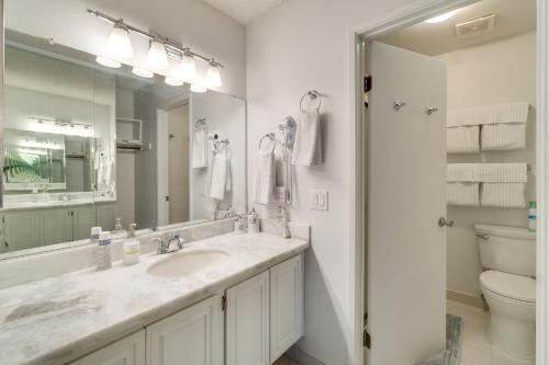uma casa de banho com um lavatório, um WC e um espelho. em Sun-Kissed Orangevale Home with Private Hot Tub! em Orangevale