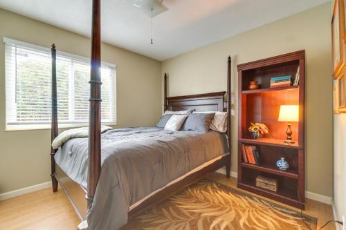 um quarto com uma cama e uma estante de livros em Sun-Kissed Orangevale Home with Private Hot Tub! em Orangevale