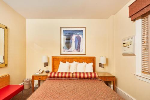 Ein Bett oder Betten in einem Zimmer der Unterkunft Alexander Inn