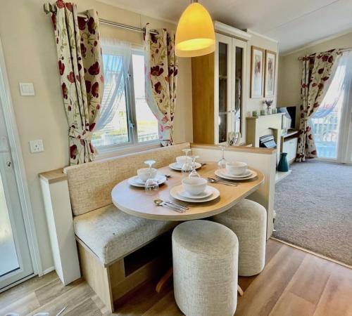 uma sala de jantar com mesa e cadeiras em Idyllic mobile home in beautiful surroundings em Porchfield