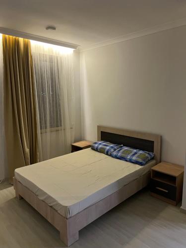 um quarto com uma cama grande e uma janela em Hotel close to Yerevan em Masis