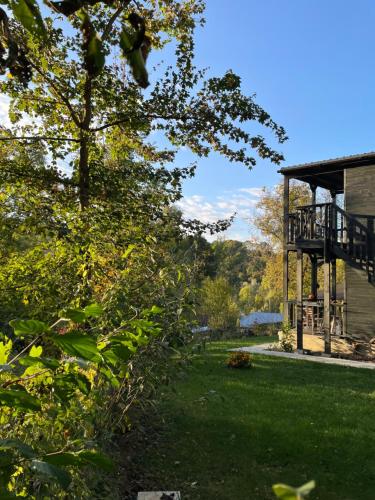 Casa con patio con árbol y balcón en Casa de pe un Deal-Provita de Sus-Prahova, en Proviţa de Sus