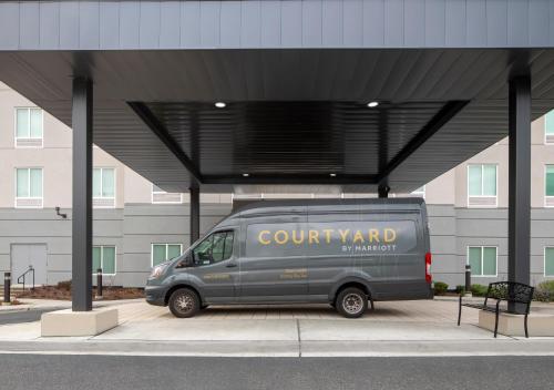 ein Van, der auf einem Parkplatz unter einer Markise parkt in der Unterkunft Courtyard by Marriott Seattle SeaTac Airport in Seattle