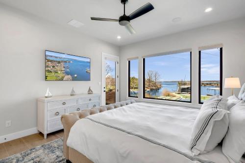een slaapkamer met een groot bed en grote ramen bij Captain's Cove Retreat New Listing Concierge Services in Horseshoe Bay
