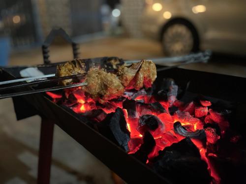 Kemudahan BBQ tersedia untuk tetamu di rumah percutian