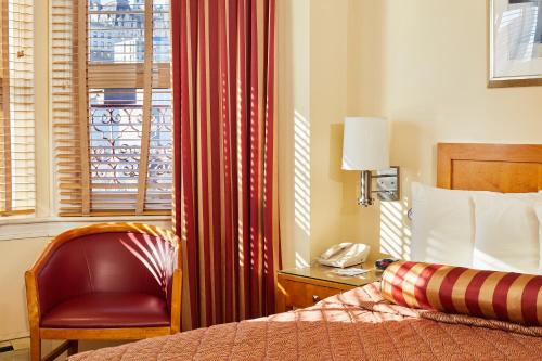 Ein Bett oder Betten in einem Zimmer der Unterkunft Alexander Inn