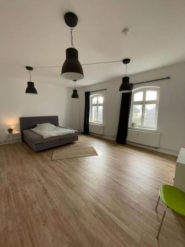 Habitación grande con cama y suelo de madera. en Wohnung, 2 Schlafz. 4 Pers., en Siegen