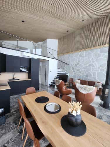 a kitchen and dining room with a wooden table and chairs at Levin Huvilompolo in Kittilä