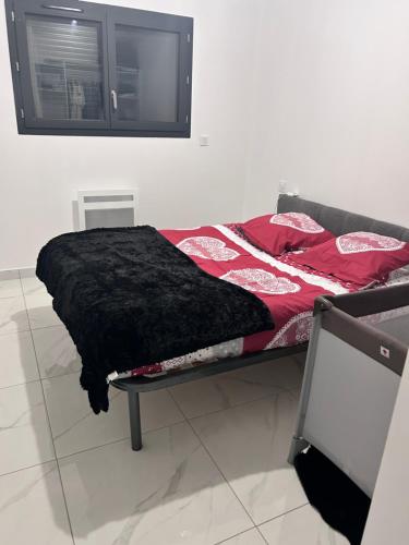 - un lit avec une couverture noire dans l'établissement Appartement + piscine et extérieur, à Rivesaltes